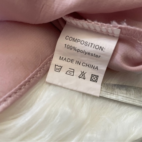 ✨ Embroidered Pink Roses Off Shoulder Satin Flowy Blouse Top Size M - Picture 7 of 7